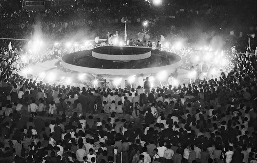 On the first day of the uprising, protesters assembled around the fountain outside the Jeollanam-do Provincial Office, a site that would become central to the struggle against military oppression. Courtesy of the 5.18 Foundation