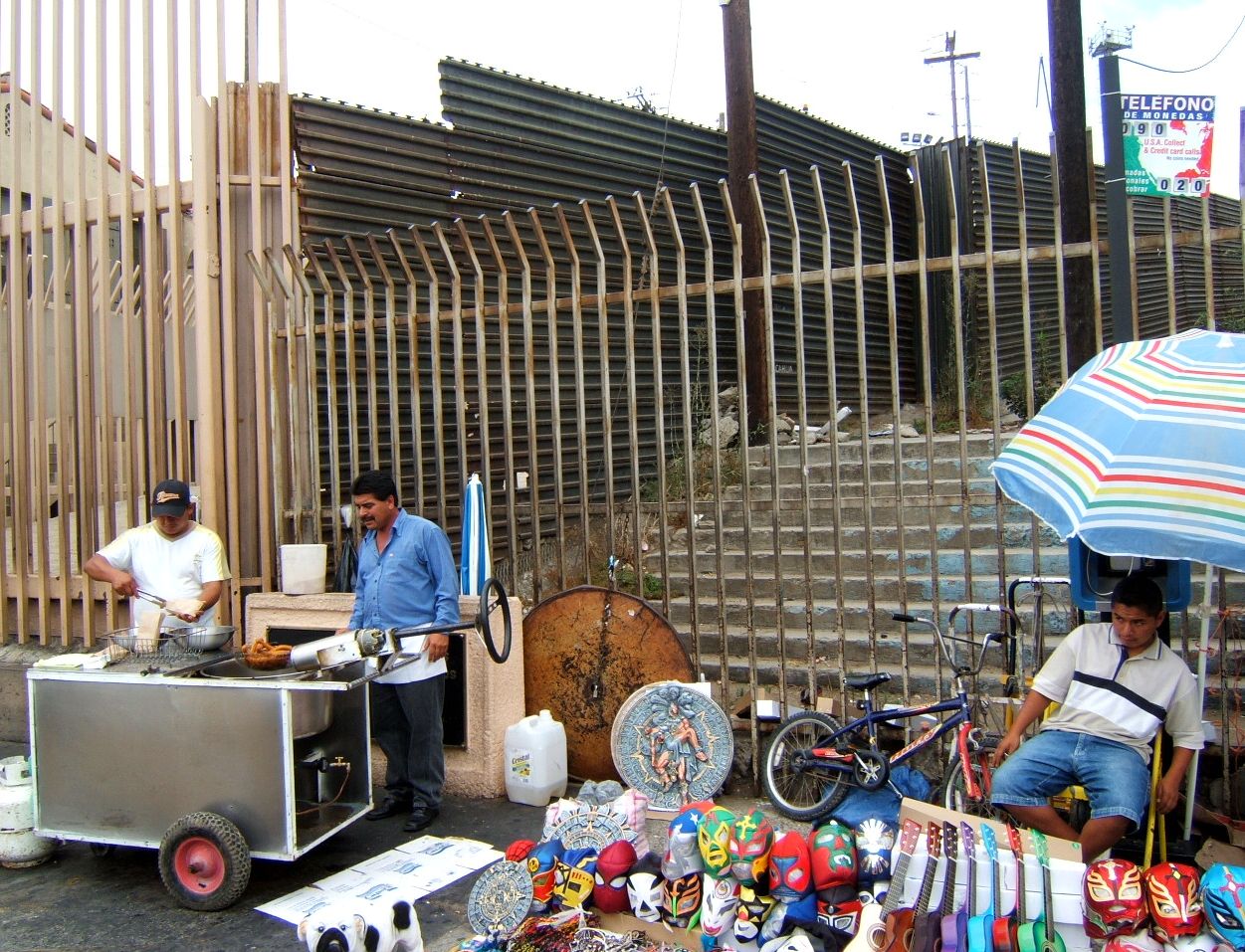 Vendedores en el paso fronterizo de Tijuana, 2006.