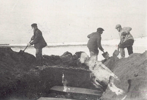 Burying victims of the Spanish Flu in Canada.